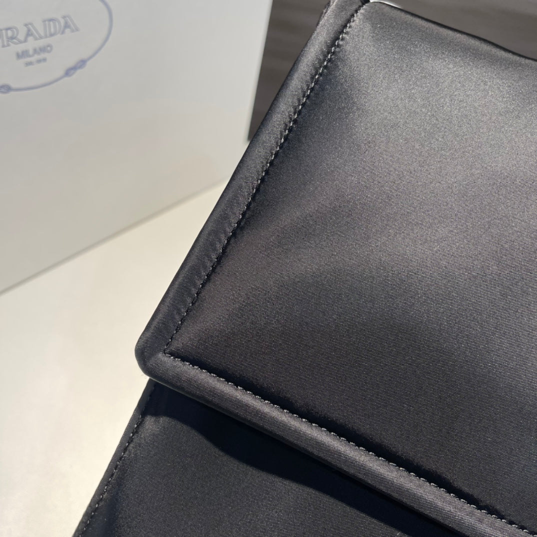 PRADA/Men's/Women's/Messenger bag/Re-Nylon series/Imported recycled nylon fabric