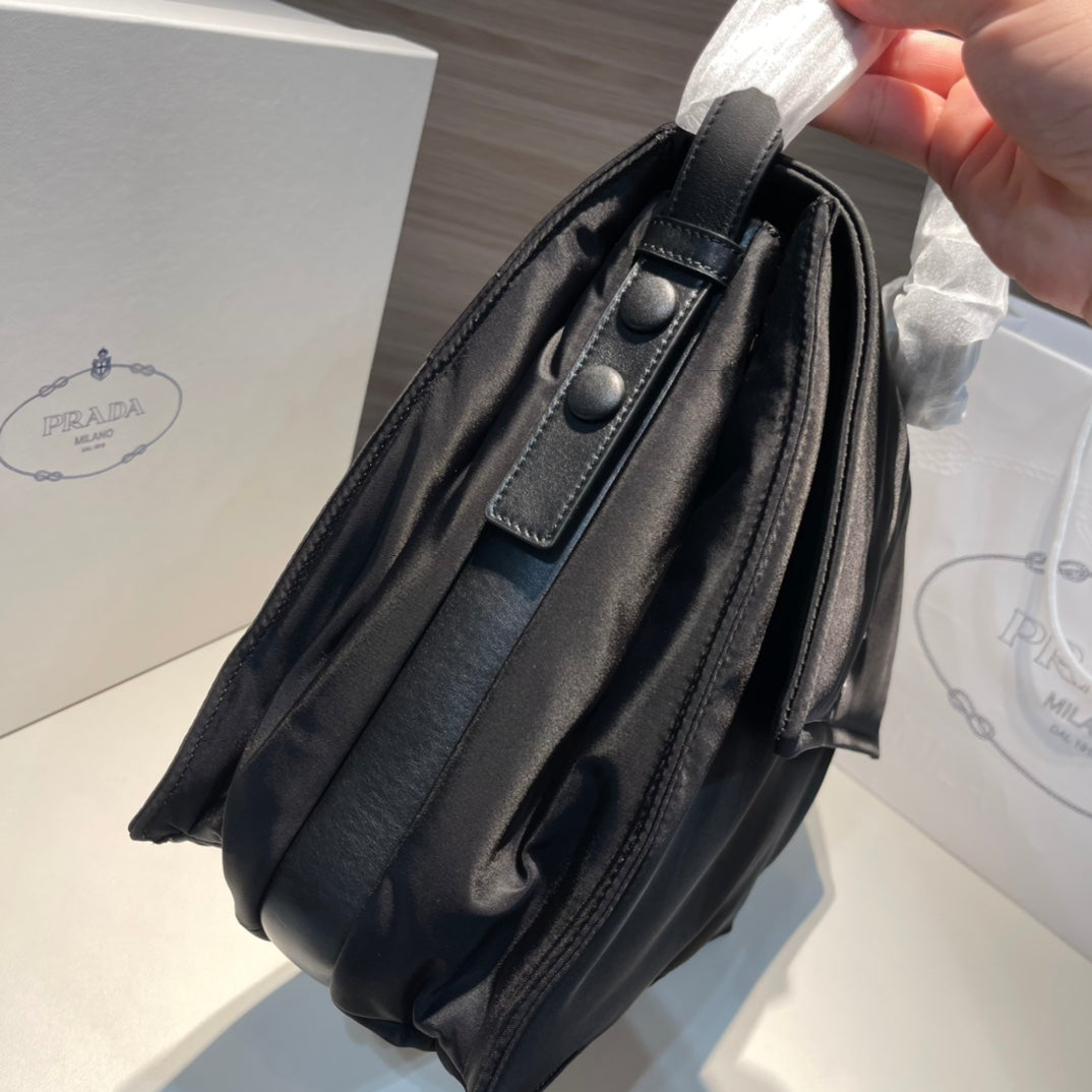 PRADA/Men's/Women's/Messenger bag/Re-Nylon series/Imported recycled nylon fabric