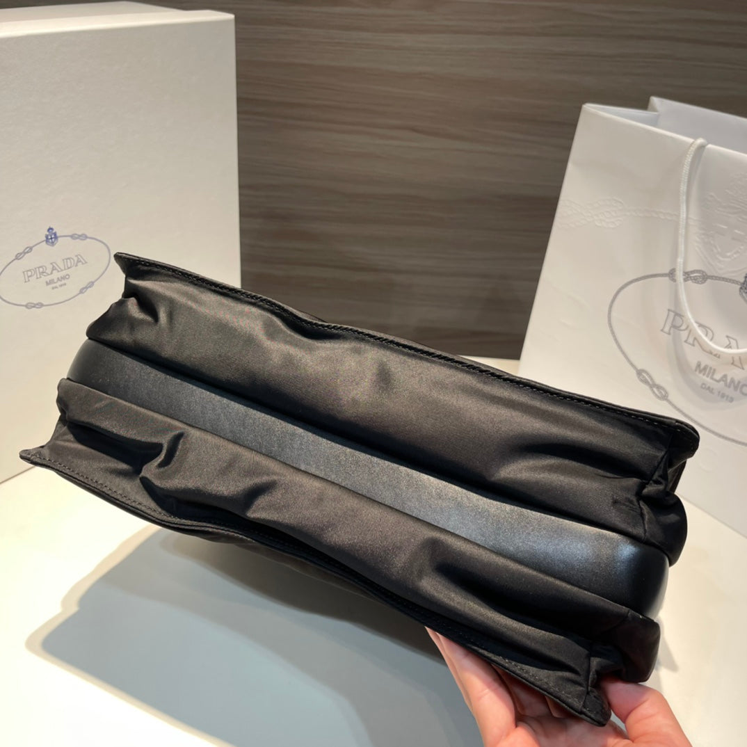 PRADA/Men's/Women's/Messenger bag/Re-Nylon series/Imported recycled nylon fabric