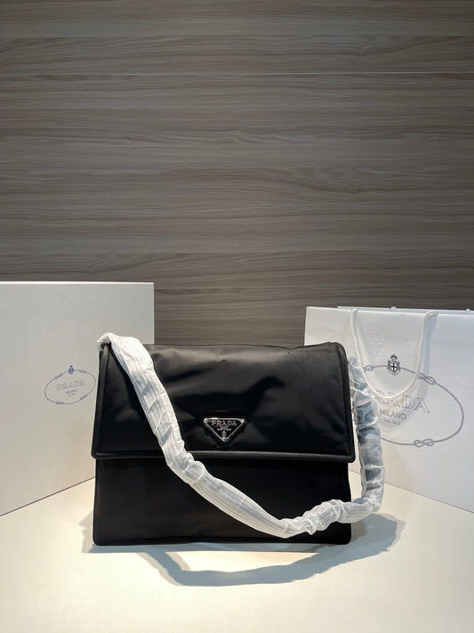 PRADA/Men's/Women's/Messenger bag/Re-Nylon series/Imported recycled nylon fabric