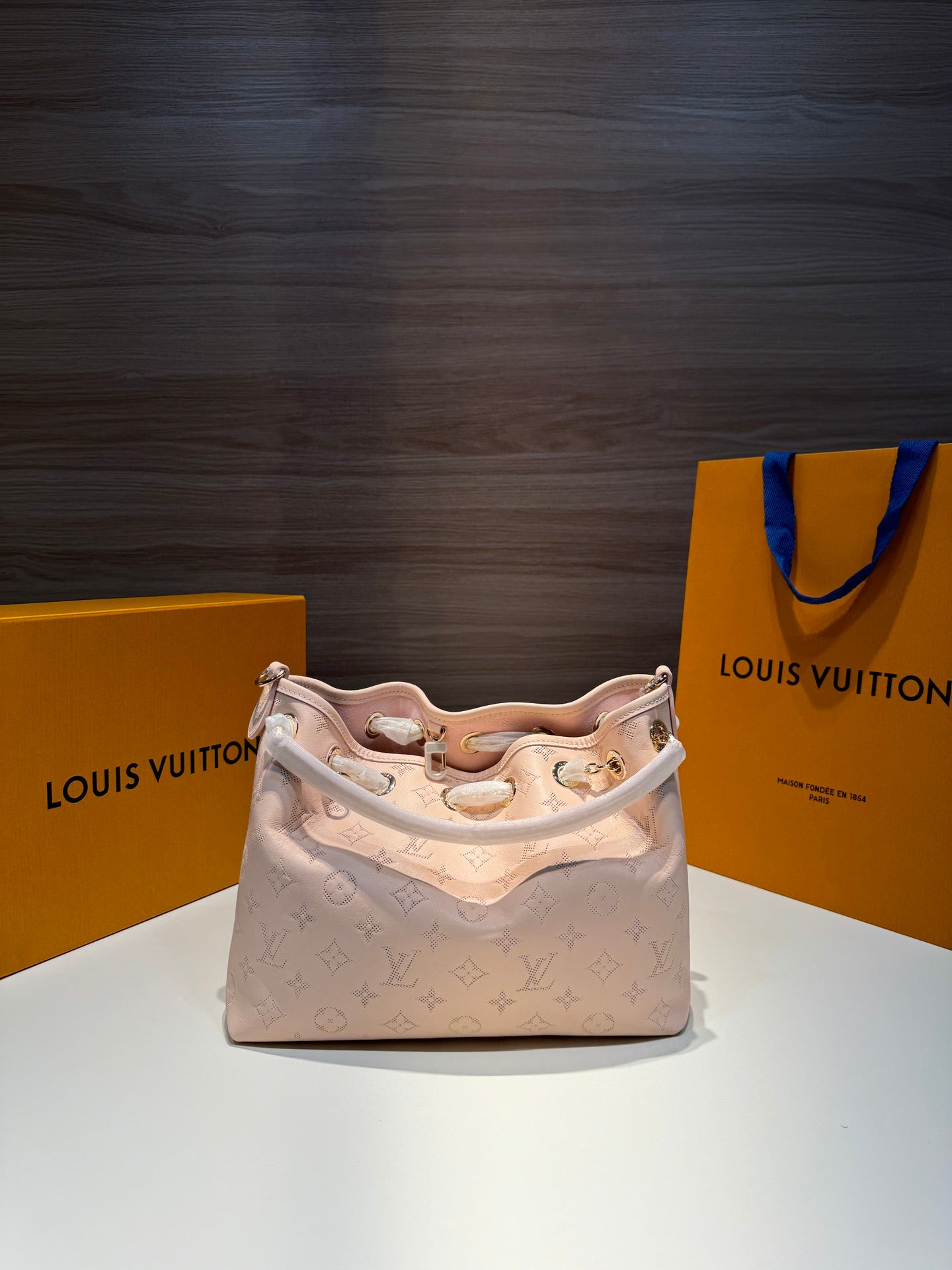 Louis Vuitton/Full leather embossed shoulder chain bag/Light pink