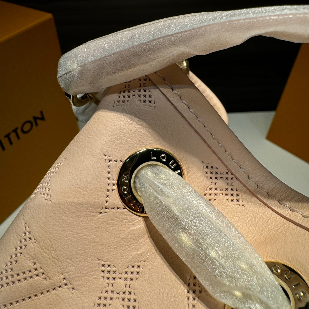 Louis Vuitton/Full leather embossed shoulder chain bag/Light pink