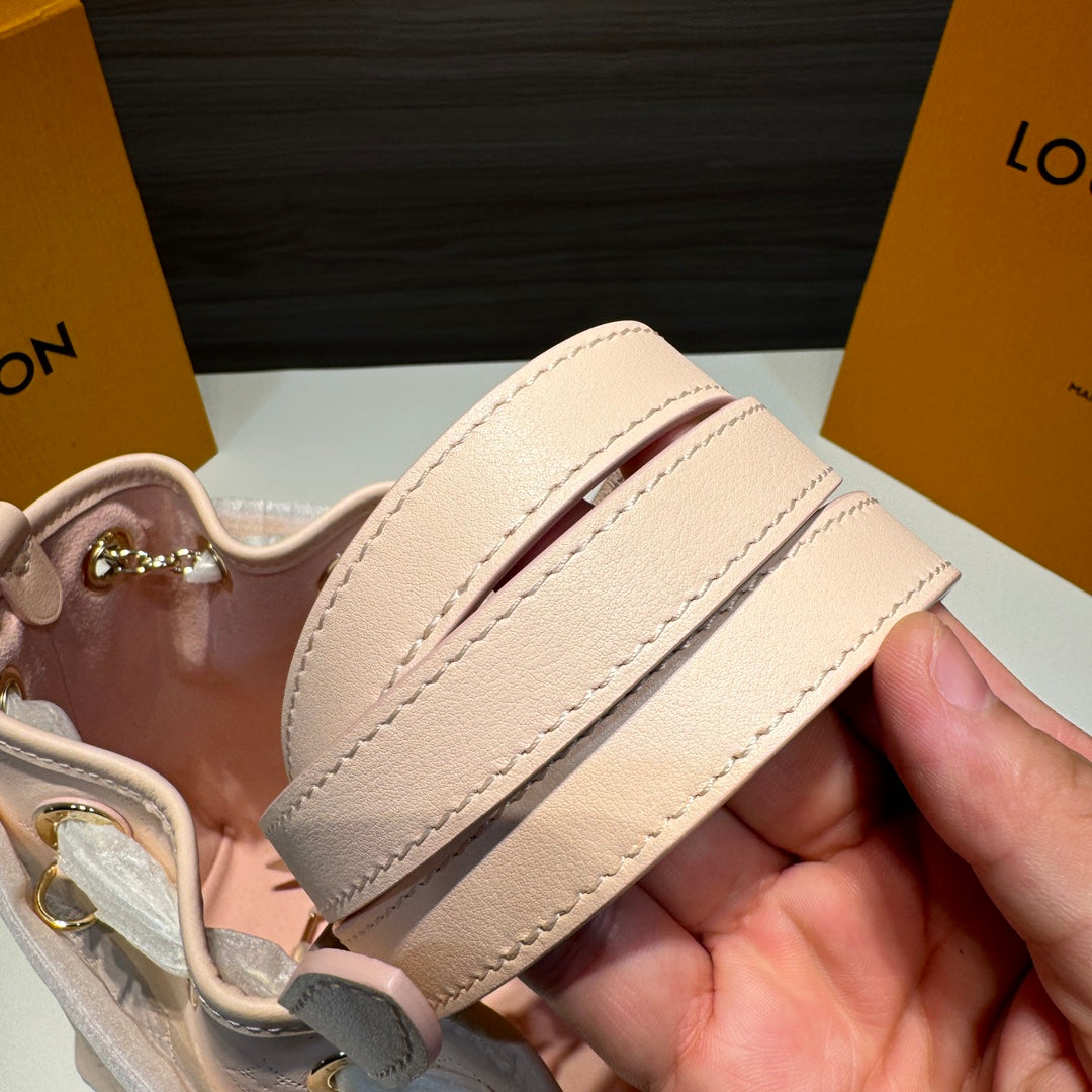 Louis Vuitton/Full leather embossed shoulder chain bag/Light pink
