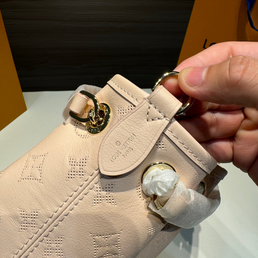 Louis Vuitton/Full leather embossed shoulder chain bag/Light pink
