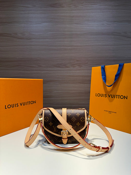 LOUIS VUITTON/ Saumur BB / Detachable / Adjustable / Shoulder strap with magnetic buckle closure / Coated canvas and cowhide / Single shoulder crossbody handbag / Small / Brown