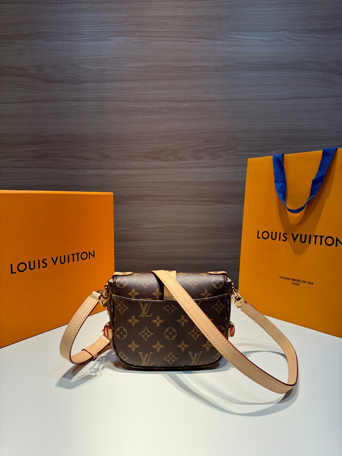 LOUIS VUITTON/ Saumur BB / Detachable / Adjustable / Shoulder strap with magnetic buckle closure / Coated canvas and cowhide / Single shoulder crossbody handbag / Small / Brown
