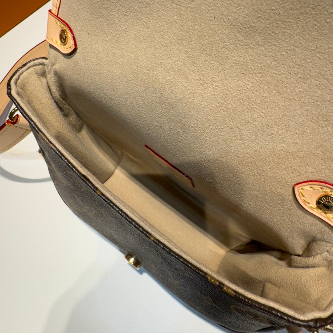LOUIS VUITTON/ Saumur BB / Detachable / Adjustable / Shoulder strap with magnetic buckle closure / Coated canvas and cowhide / Single shoulder crossbody handbag / Small / Brown