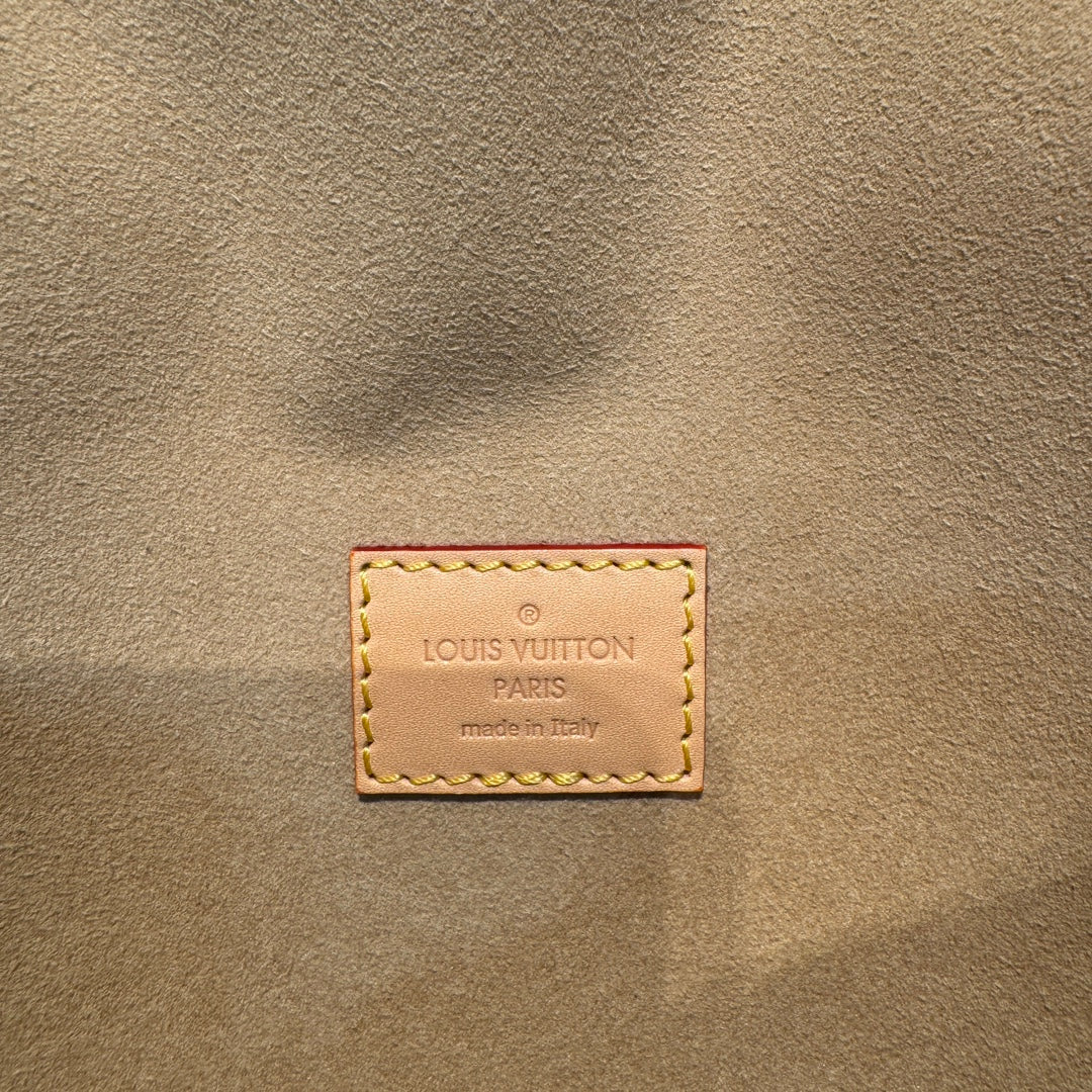 LOUIS VUITTON/ Saumur BB / Detachable / Adjustable / Shoulder strap with magnetic buckle closure / Coated canvas and cowhide / Single shoulder crossbody handbag / Small / Brown