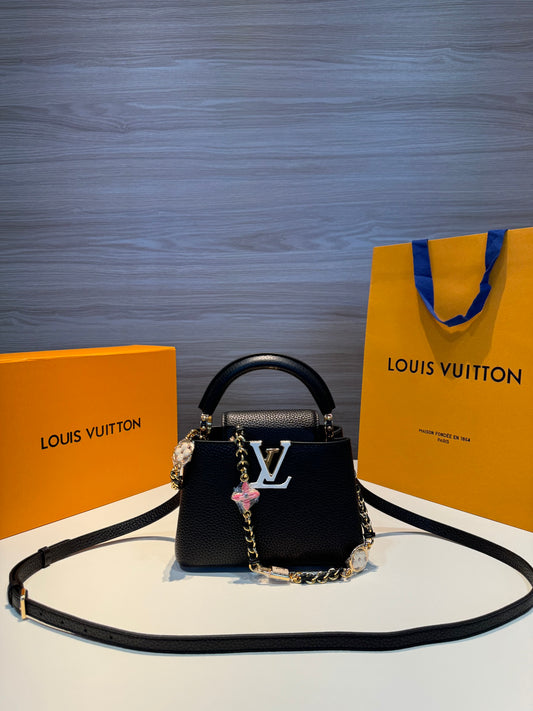 Louis Vuitton/Handbag/Black floral padlock/Mini/Capucines Dimensions: 21 x 14 x 8 cm