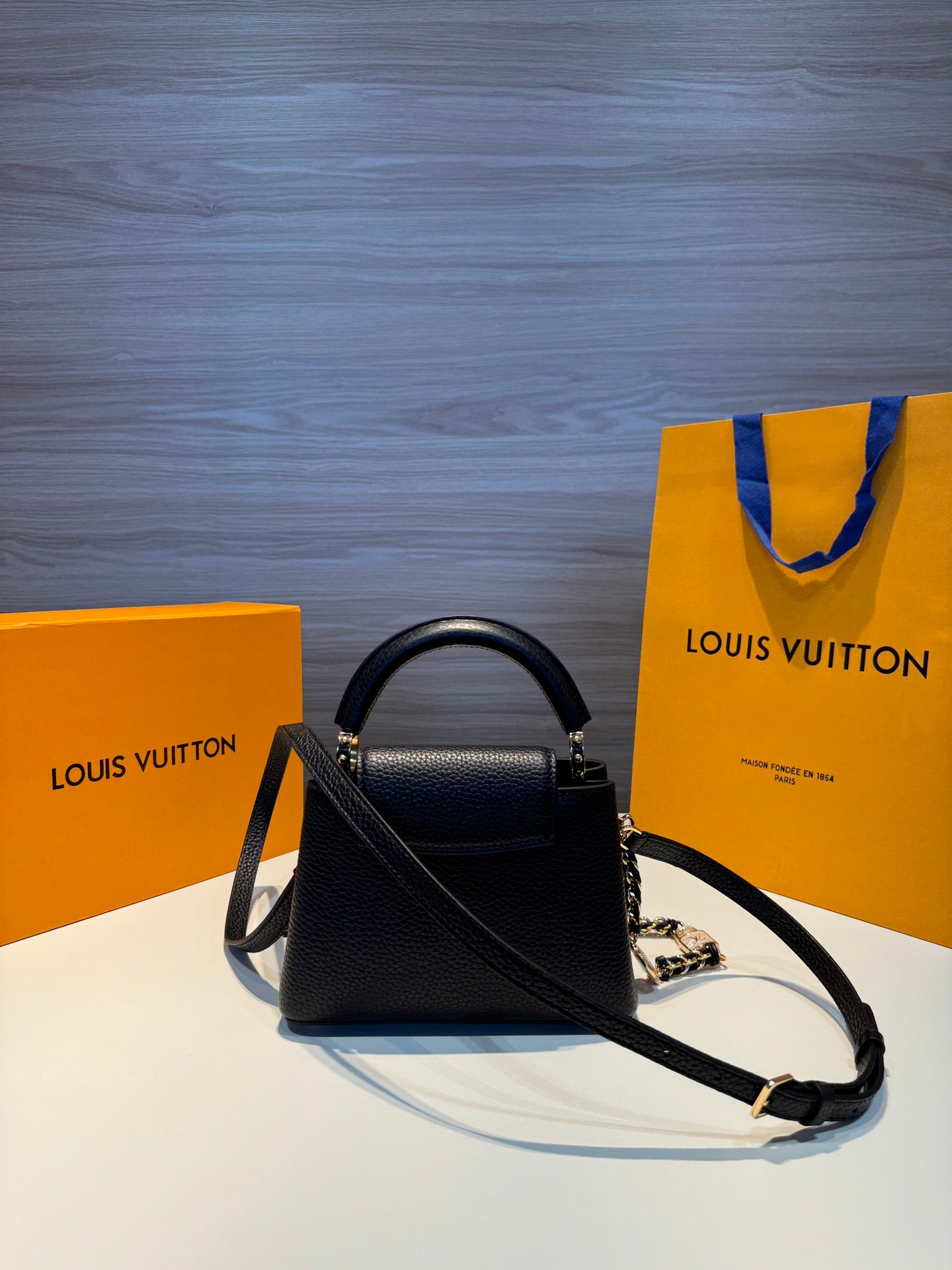Louis Vuitton/Handbag/Black floral padlock/Mini/Capucines Dimensions: 21 x 14 x 8 cm
