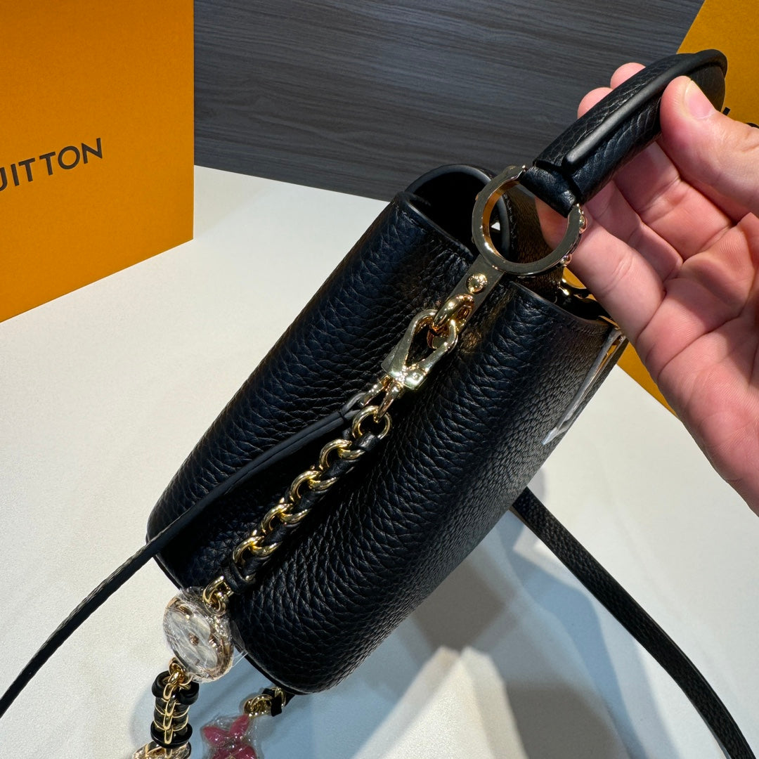 Louis Vuitton/Handbag/Black floral padlock/Mini/Capucines Dimensions: 21 x 14 x 8 cm