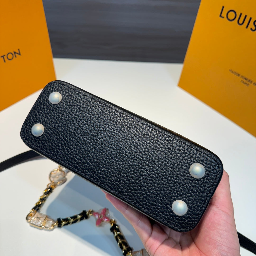 Louis Vuitton/Handbag/Black floral padlock/Mini/Capucines Dimensions: 21 x 14 x 8 cm