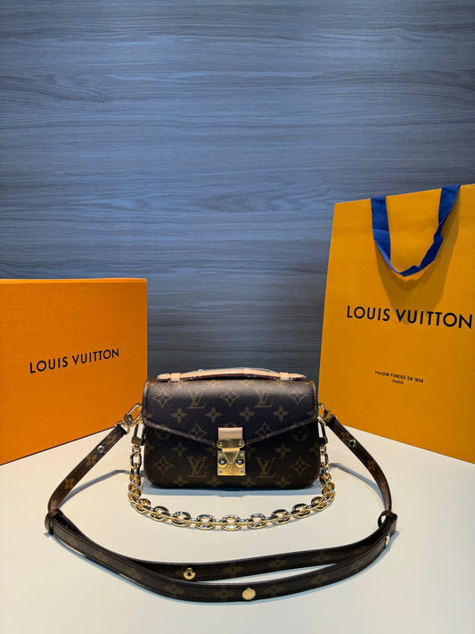 Louis Vuitton/horizontal version/monograph/messenger bag/Pochette Metis East West/small