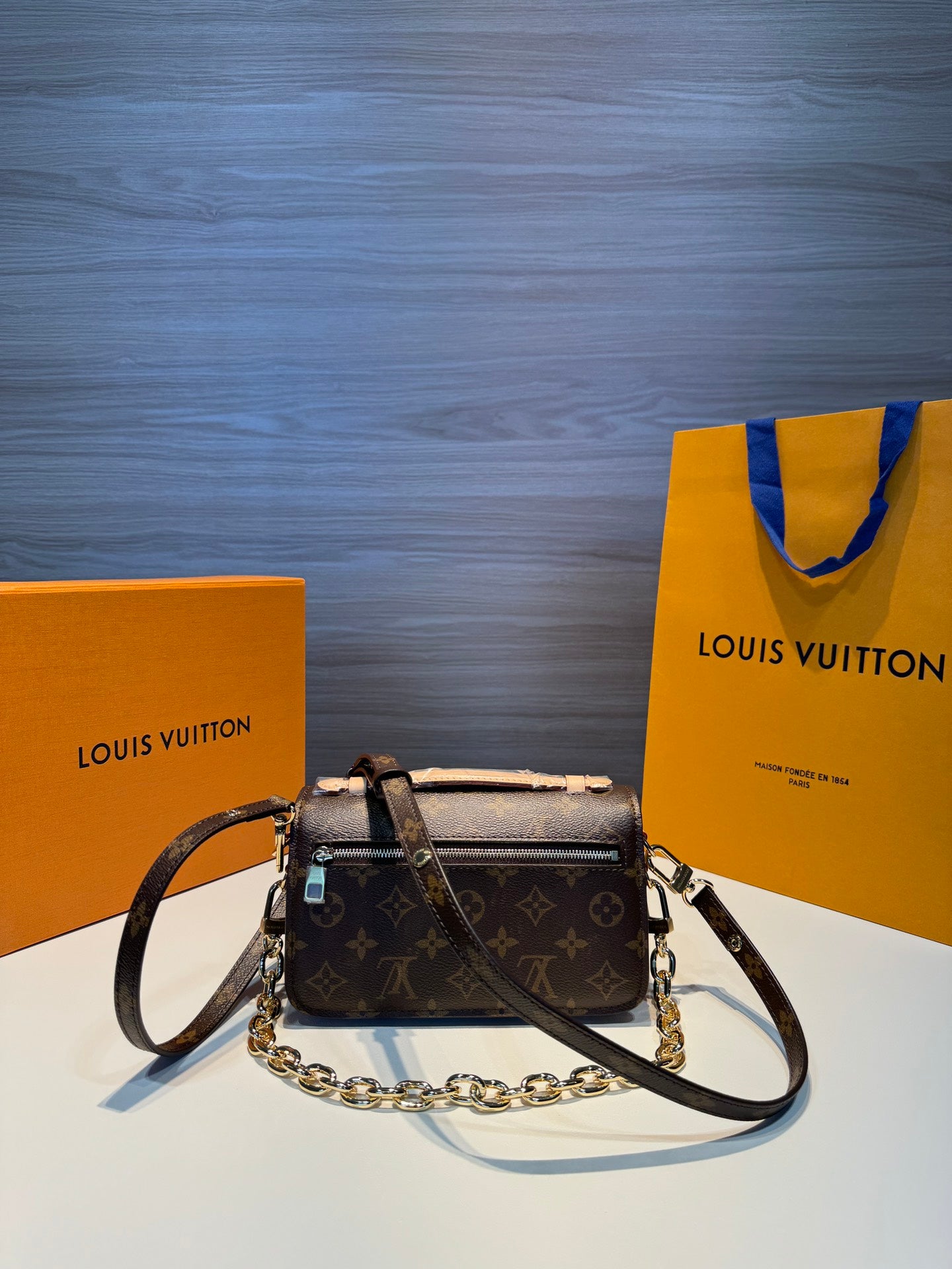 Louis Vuitton/horizontal version/monograph/messenger bag/Pochette Metis East West/small