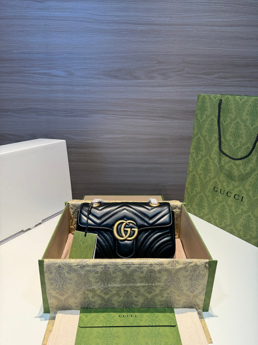 Gucci/ GG marmont/ Black chain bag/ Small